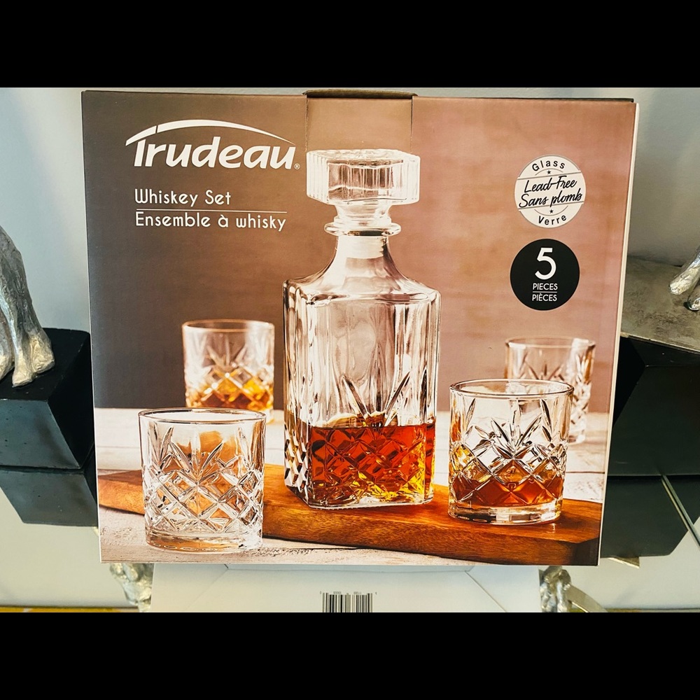 Selling Whiskey Set / Je vends ensemble à Whiskey